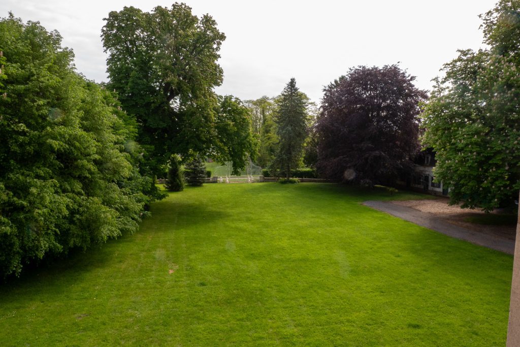 vue sur le jardin depuis les chambres hirondelle et rouge gorge