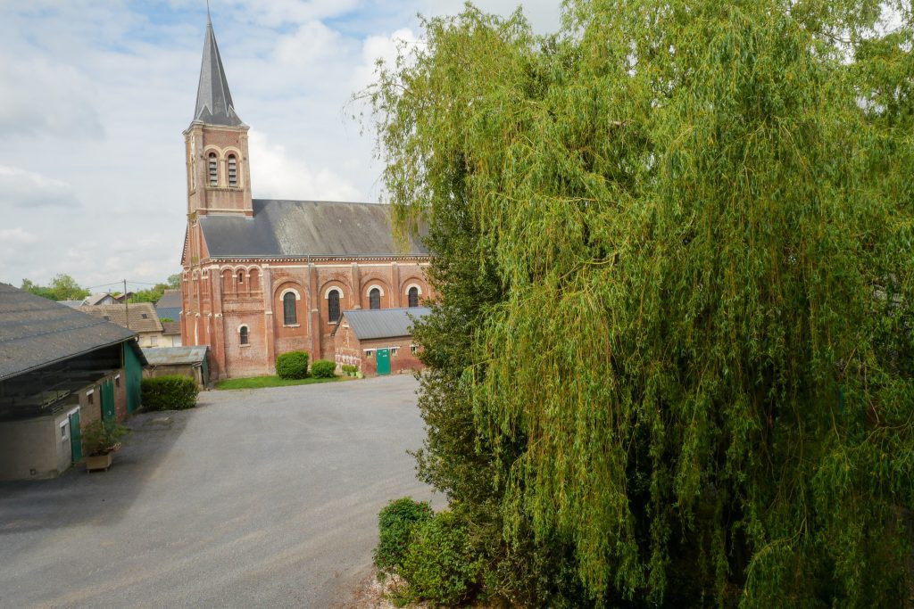 vue sur le clocher et le magnifique saule - chambre colombe
