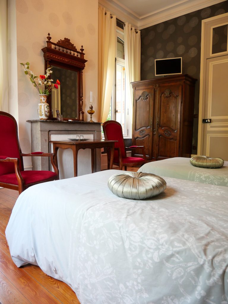 chambre mésange offrant deux points fenêtres aux deux ambiances jardin et clocher