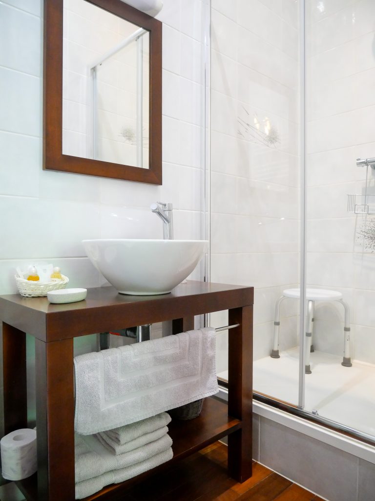 salle de douche de la chambre mésange et ses produits offerts