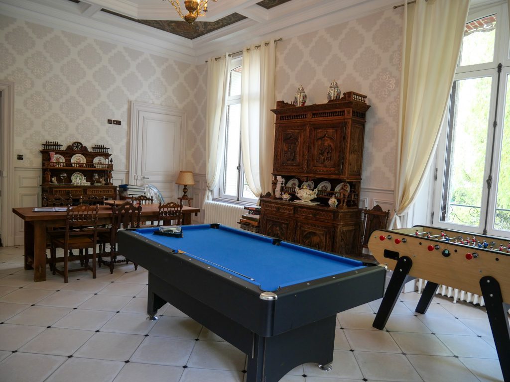 salle de jeux du chateau comprenant un billard, un babyfoot, des jeux de société