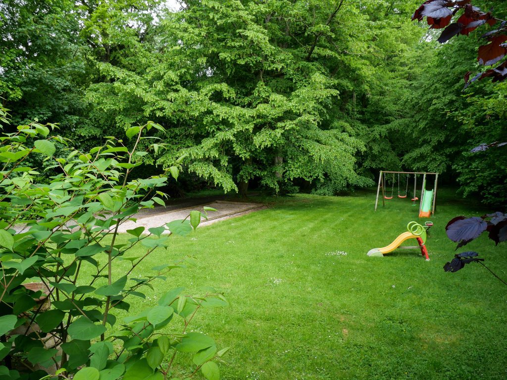 vue le terrain de pétanque et l'espace de jeux pour enfants