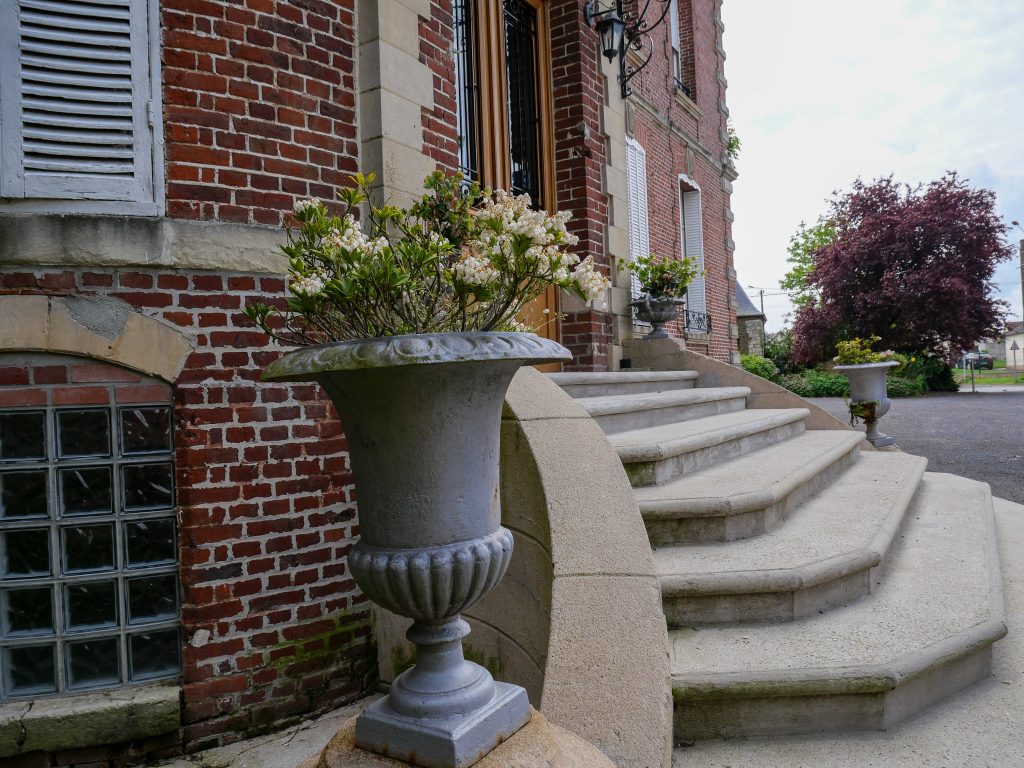 péron de l'entrée principale du chateau des marronniers à Baizieux