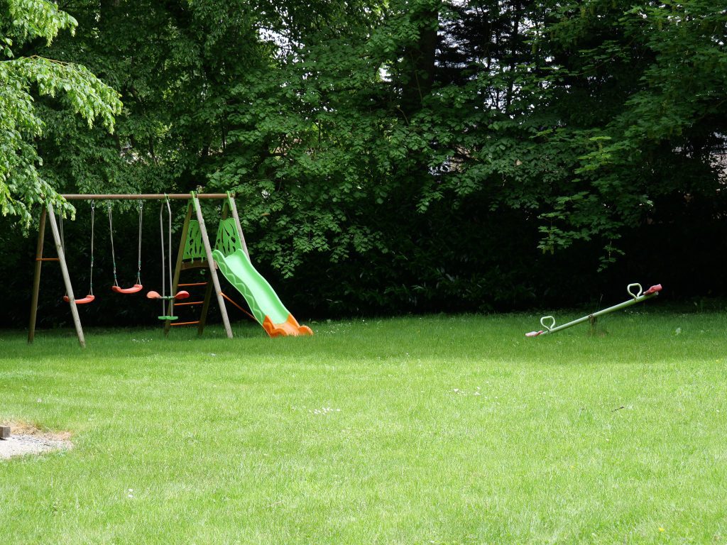 aire de jeux pour les enfants, dans les jardins du chateau des marronniers , face à la terrasse, profitant ainsi d'une serveillance