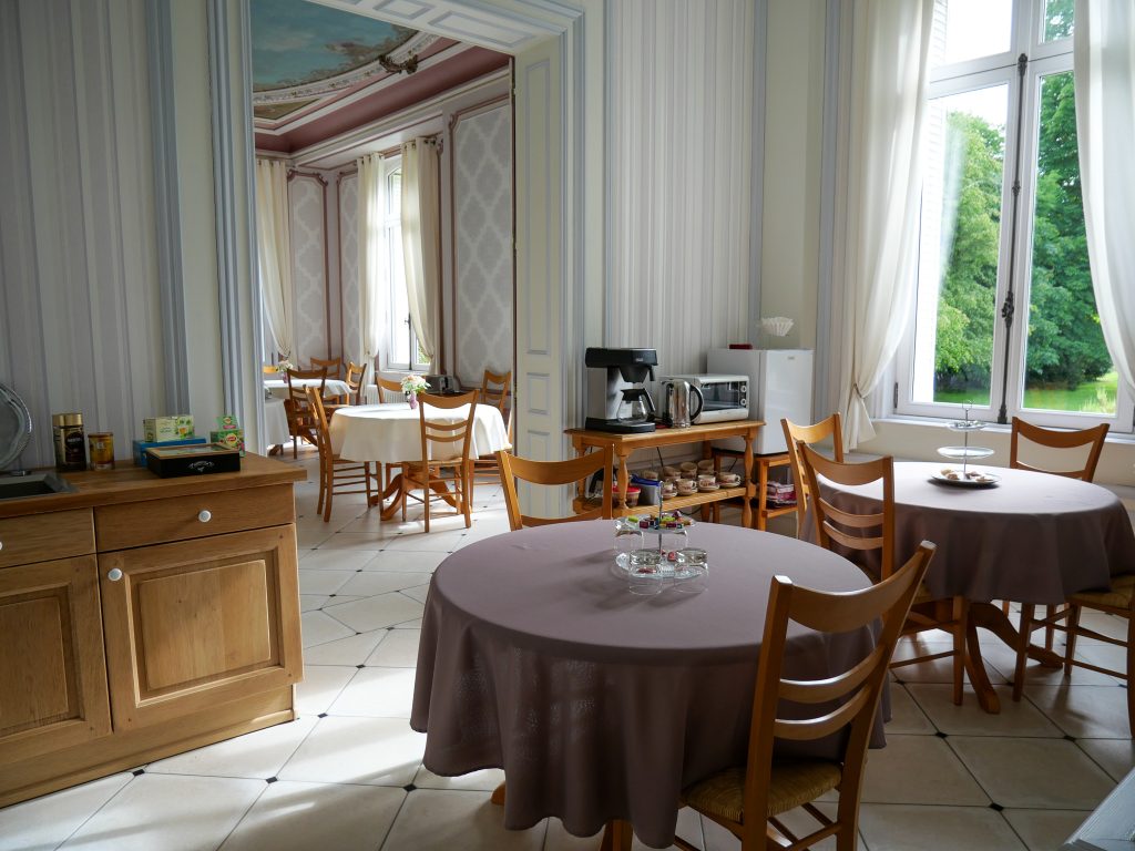 salle de petit déjeuner baignée de lumière