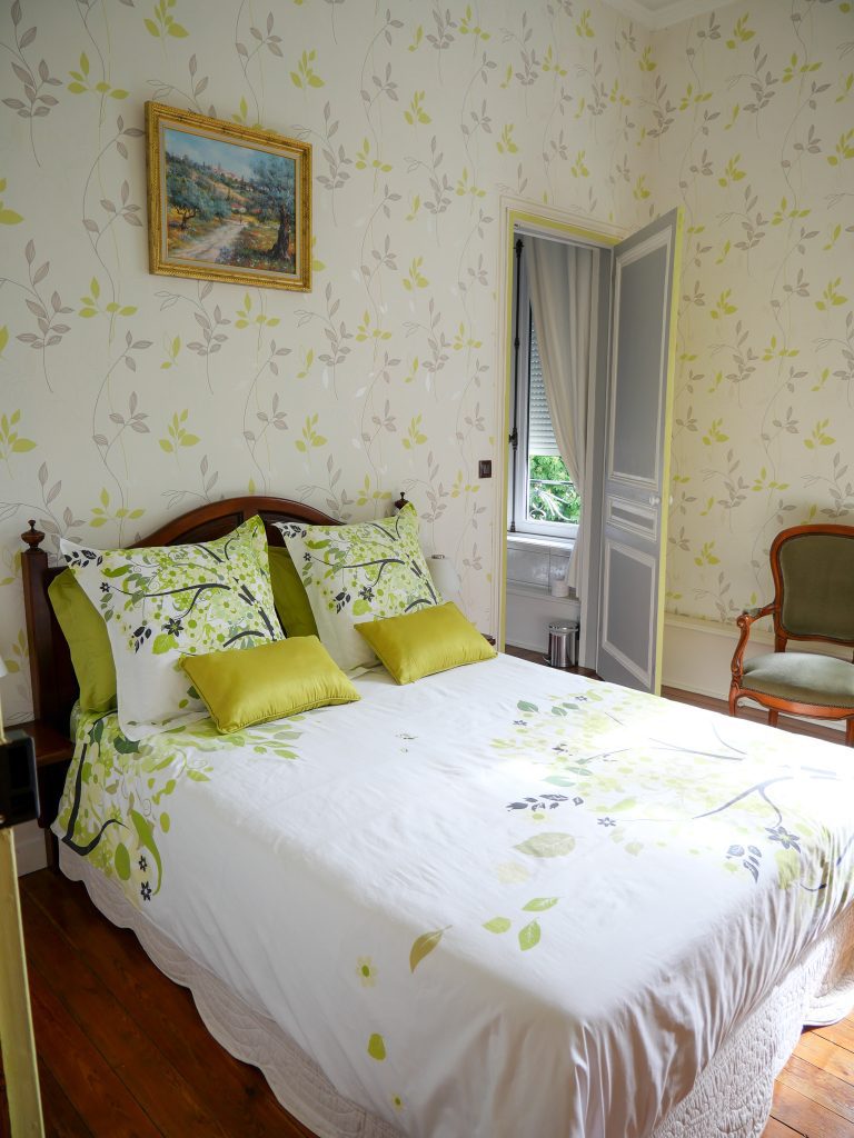 Lumineuse, décorée avec gout, la chambre hirondelle vous séduira par son calme, sa vue sur le jardin et les marronniers centenaires.