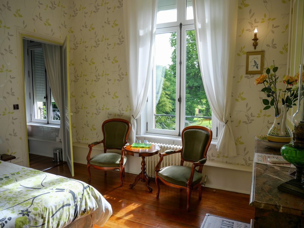 chambre hirondelle, joliment teintée de vert