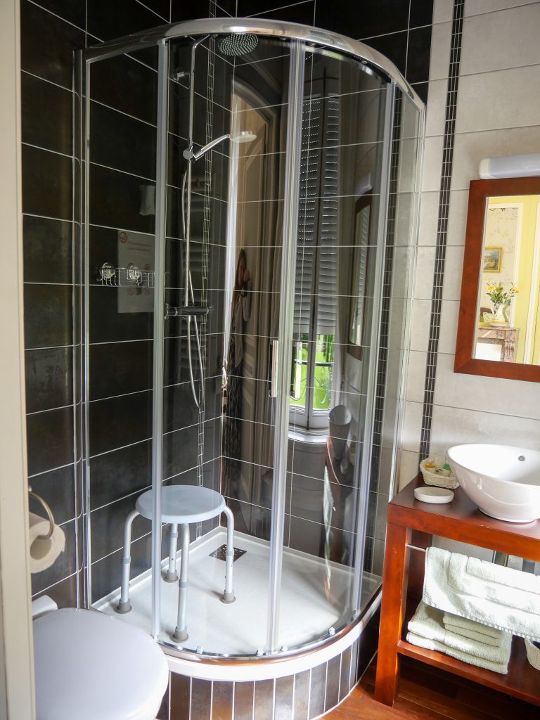 la salle de bain de la chambre Hirondelle, fonctionnelle et baignée de lumière