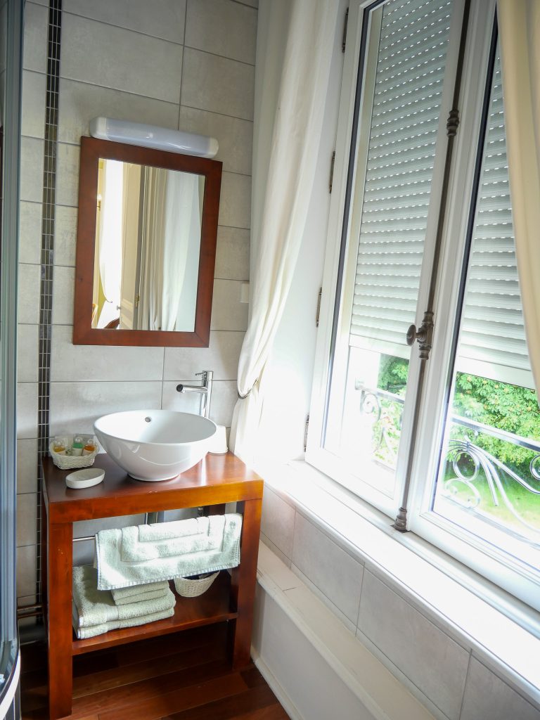 la salle de bain de la chambre Hirondelle avec vue sur le jardin