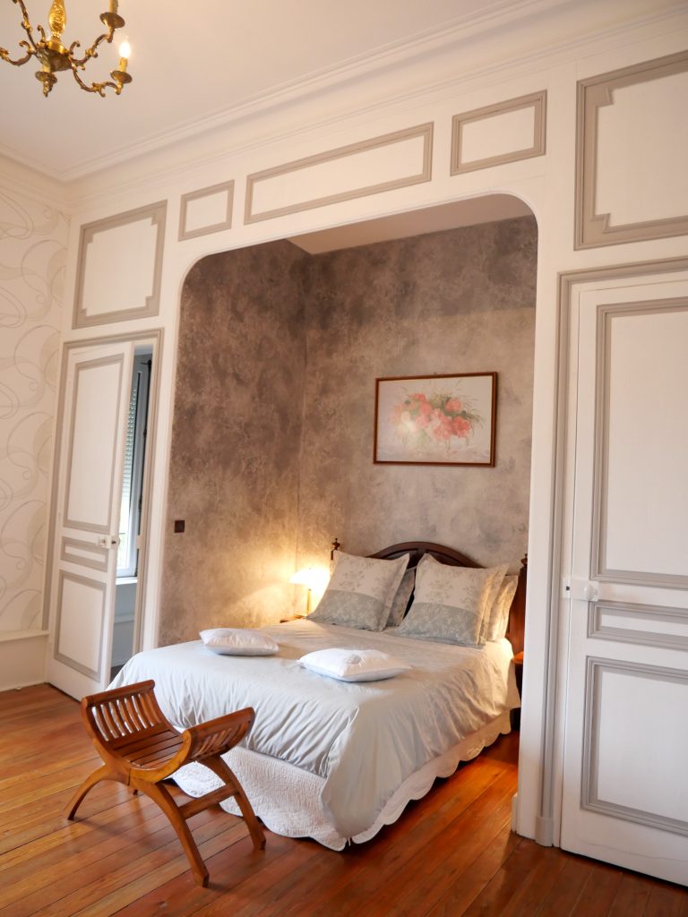 Baignée de lumière naturelle, la chambre Colombe invite à la détente dans un cadre paisible. Sa décoration élégante et son atmosphère chaleureuse en font un cocon idéal pour un séjour en couple ou une étape de quelques jours à la découverte de la Somme.