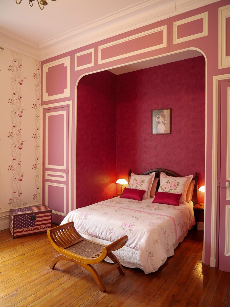 Spacieuse et lumineuse, la chambre Rouge-Gorge allie le charme d'une demeure ancienne au confort moderne. Son atmosphère paisible permet de se ressourcer pleinement dans un environnement verdoyant.
