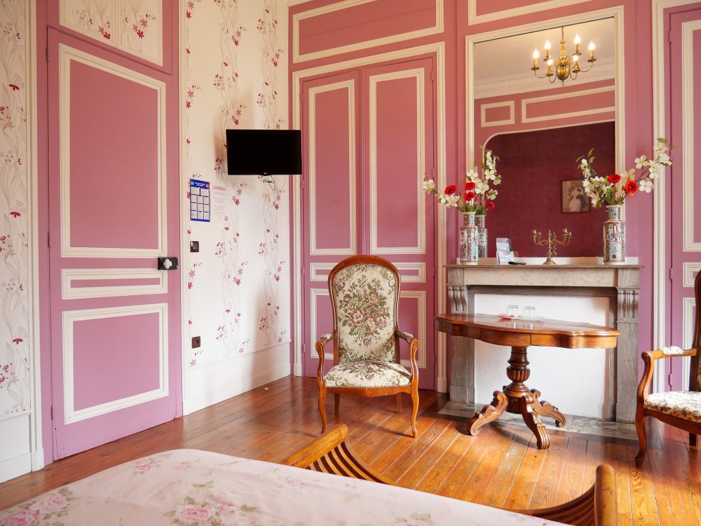 vue du lit sur la chambre rouge gorge
