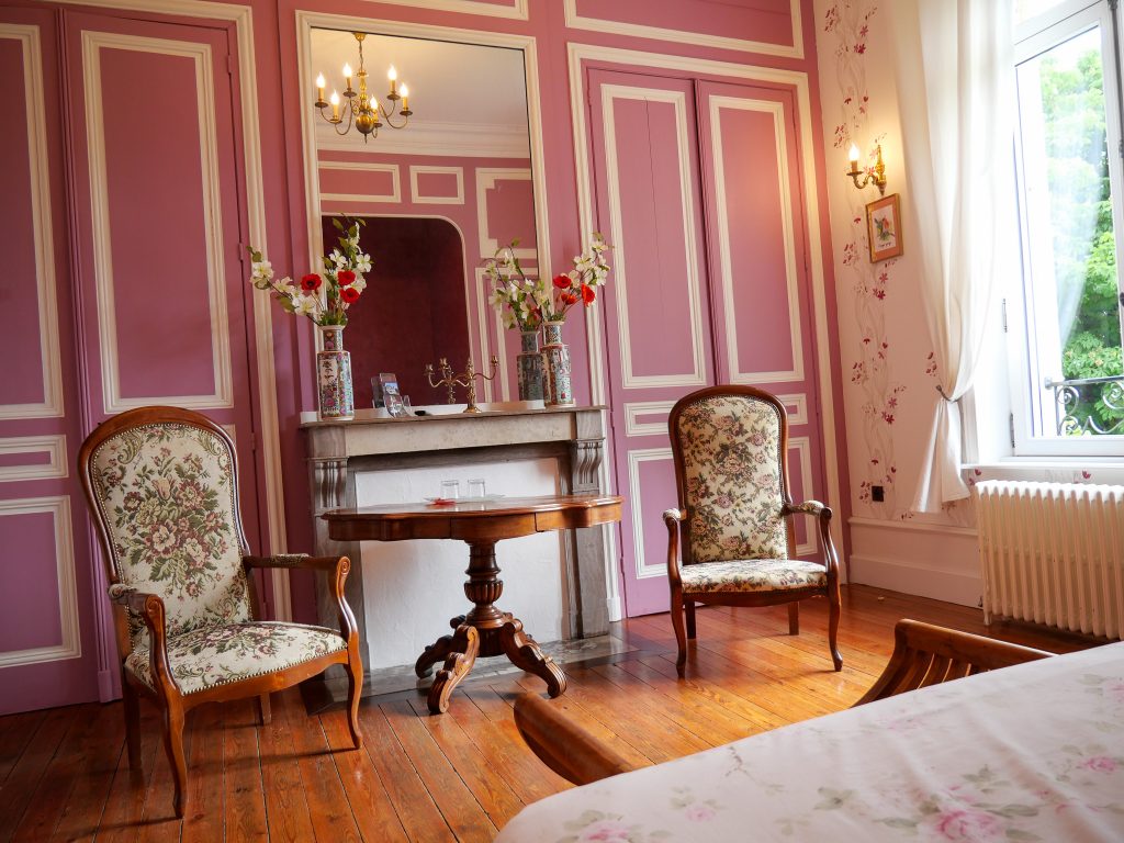 vue du lit sur la chambre rouge gorge