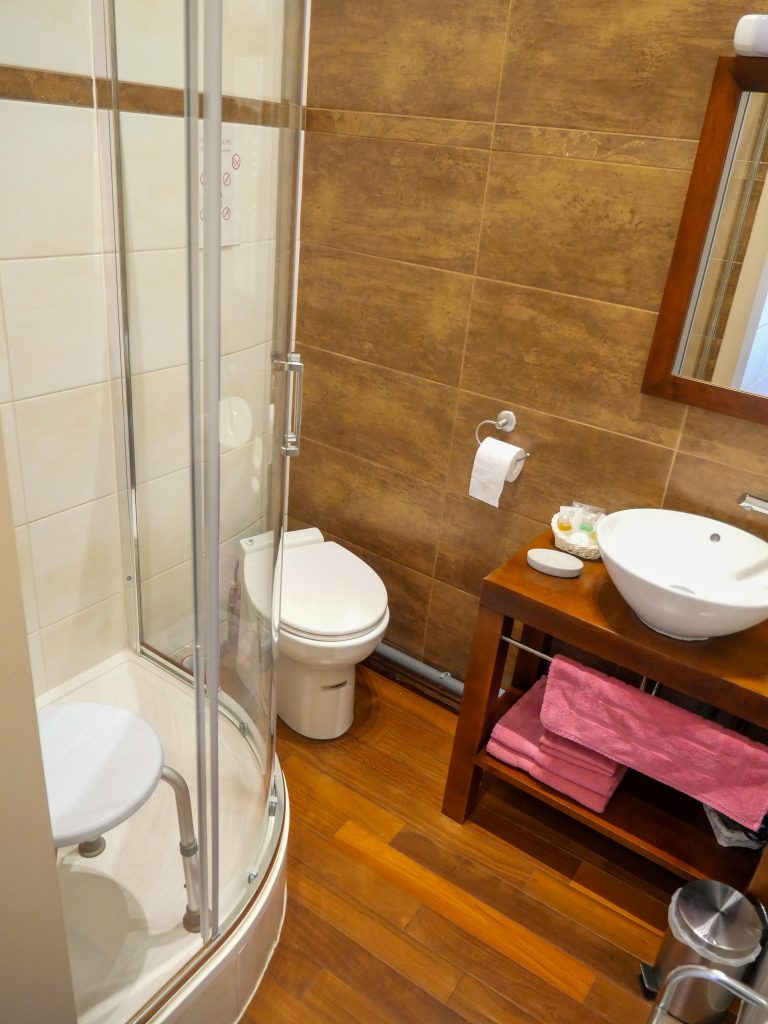 salle de douche de la chambre rouge gorge et ses produits offerts
