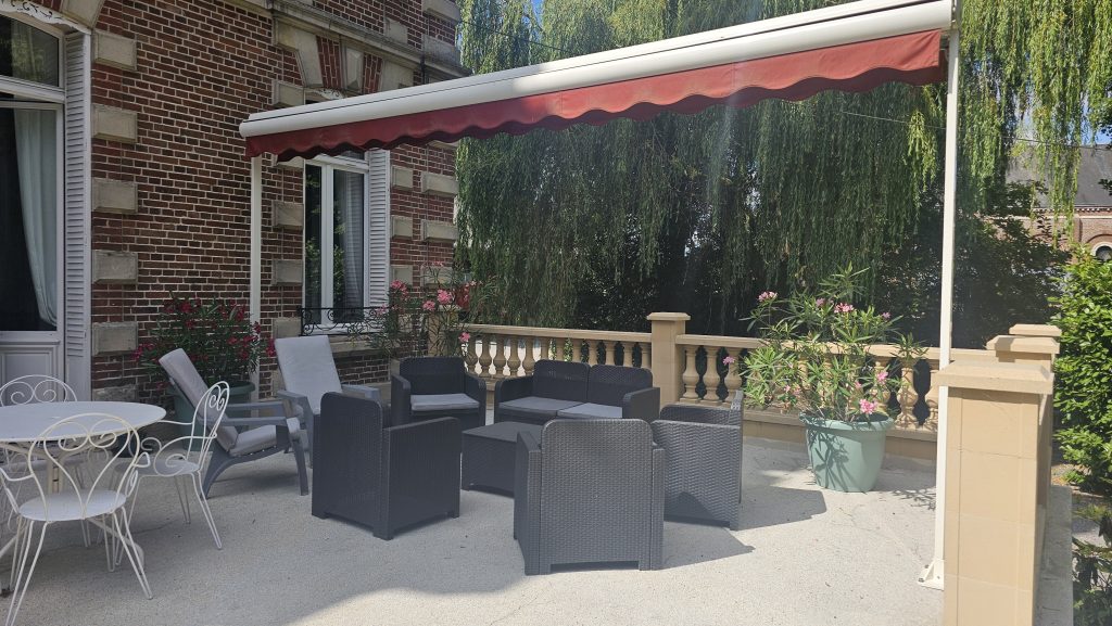 jolie terrasse abritée et fleurie où vous pouvez prendre vos petits-déjeuners aux beaux jours