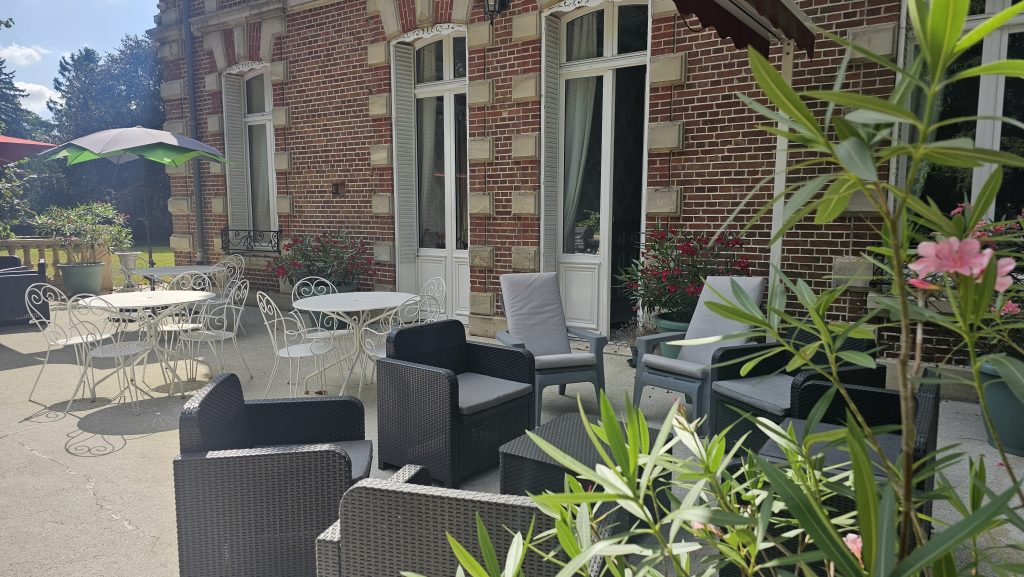 jolie terrasse abritée et fleurie où vous pouvez prendre vos petits-déjeuners aux beaux jours