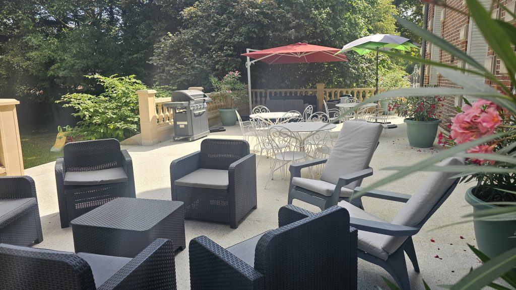 jolie terrasse abritée et fleurie où vous pouvez prendre vos petits-déjeuners aux beaux jours