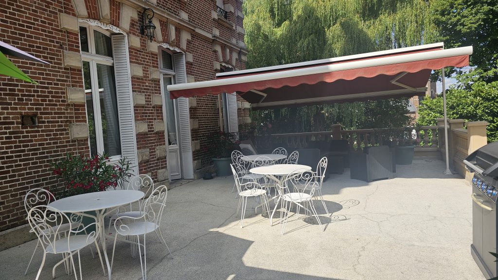 jolie terrasse abritée et fleurie où vous pouvez prendre vos petits-déjeuners aux beaux jours